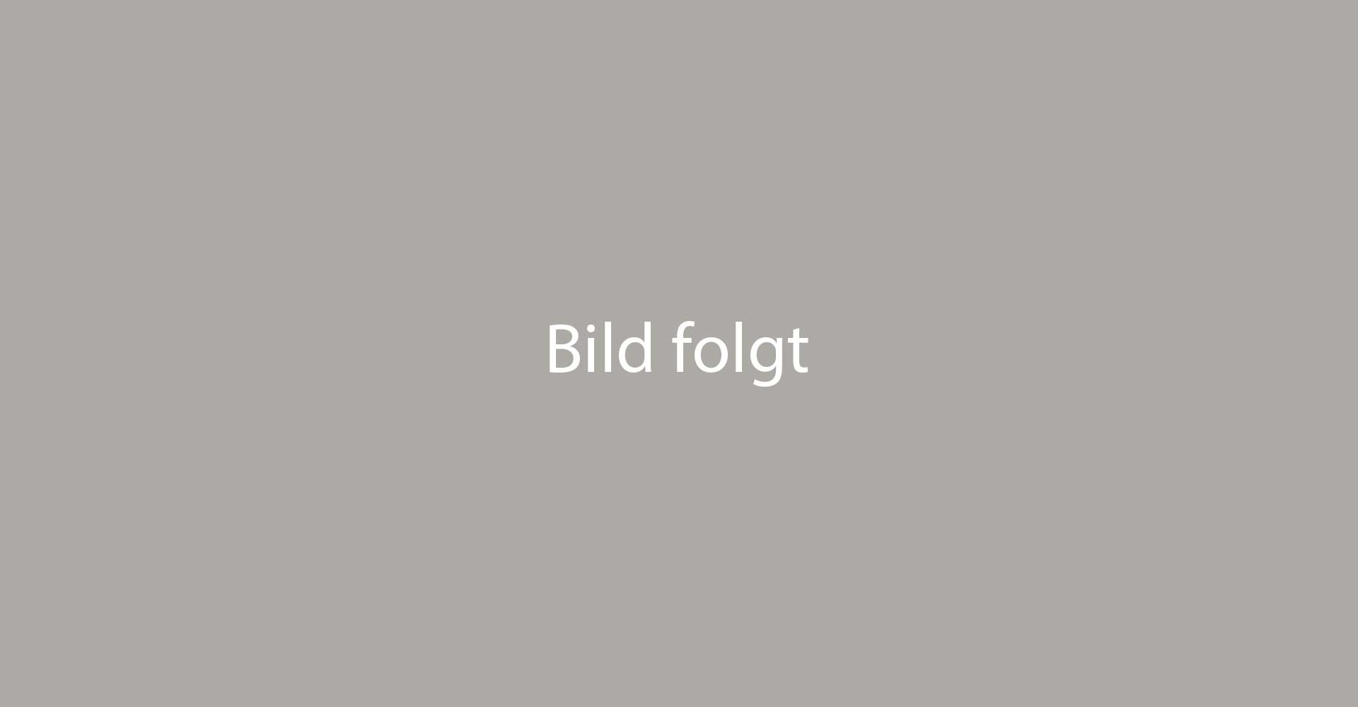 Eine Einfahrt mit einem offenen Tor und einer Garage