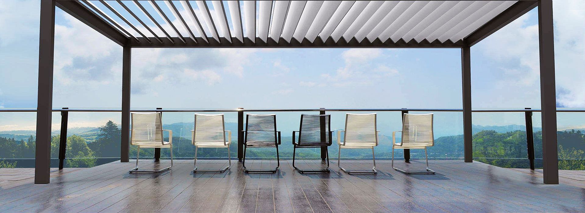 Eine Terrasse mit mehreren Stühlen