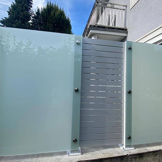 Zaun aus Glas und Aluminium von NEO METALS